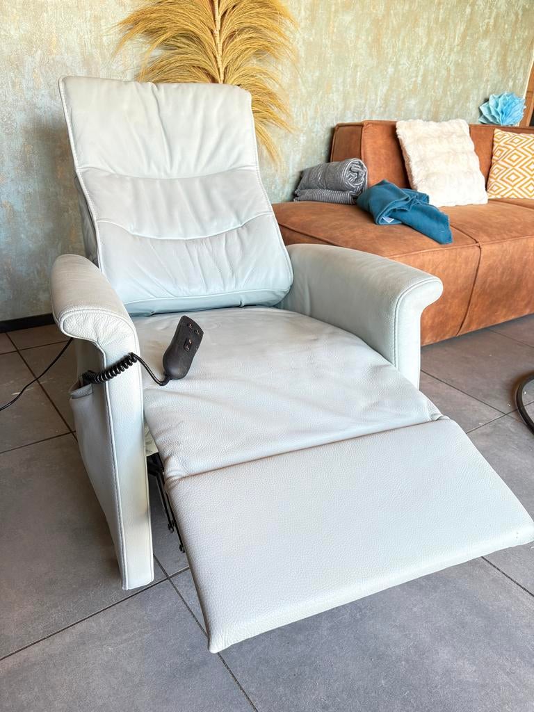 Mooie elektrische relax/sta op stoel, Huis en Inrichting, Stoelen, Ophalen, Gebruikt, Leer, Eén
