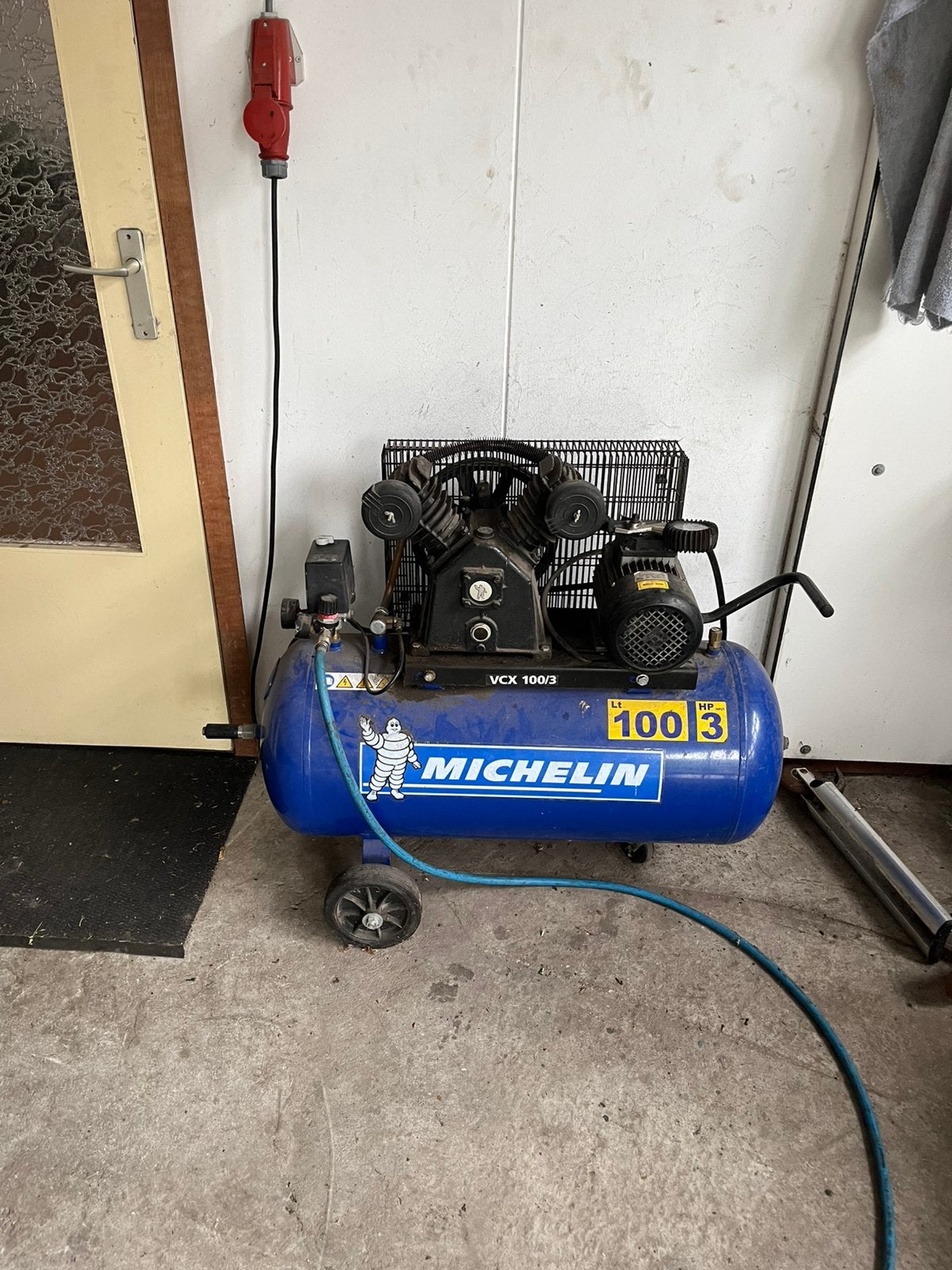 Compressor, Doe-het-zelf en Verbouw, Compressors, 100 liter of meer, Ophalen, Zo goed als nieuw