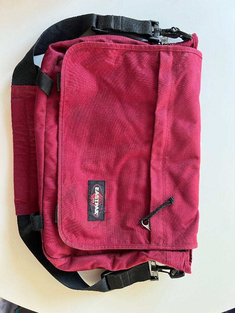 Eastpak Schoudertas - Bordeauxrood, Sieraden, Tassen en Uiterlijk, Tassen | Schooltassen, Ophalen of Verzenden, Schoudertas, 30 tot 40 cm