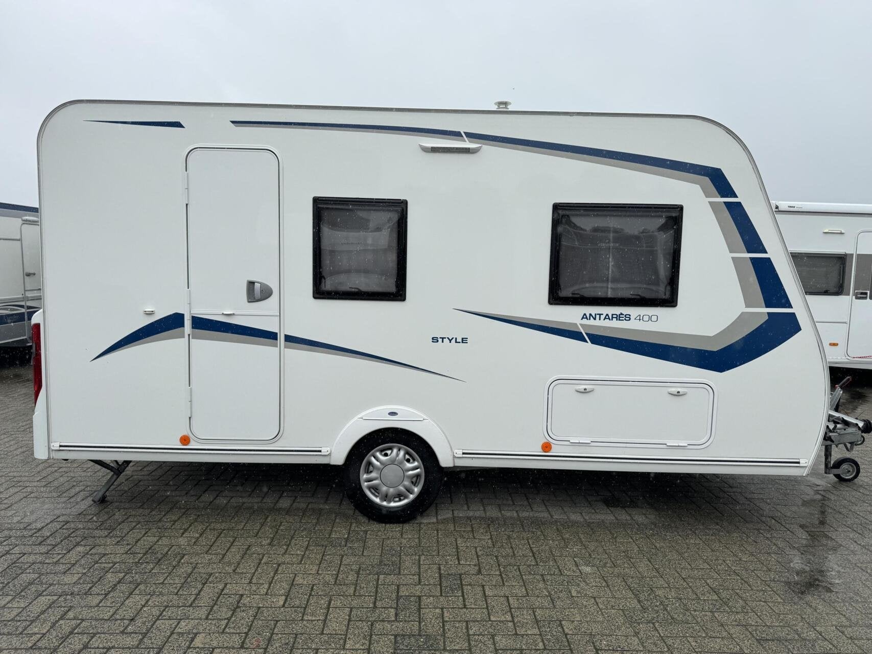 Foto 16 van CARAVELAIR ANTARES STYLE 400, DWARSBED, TREINZIT, VOORTENT,