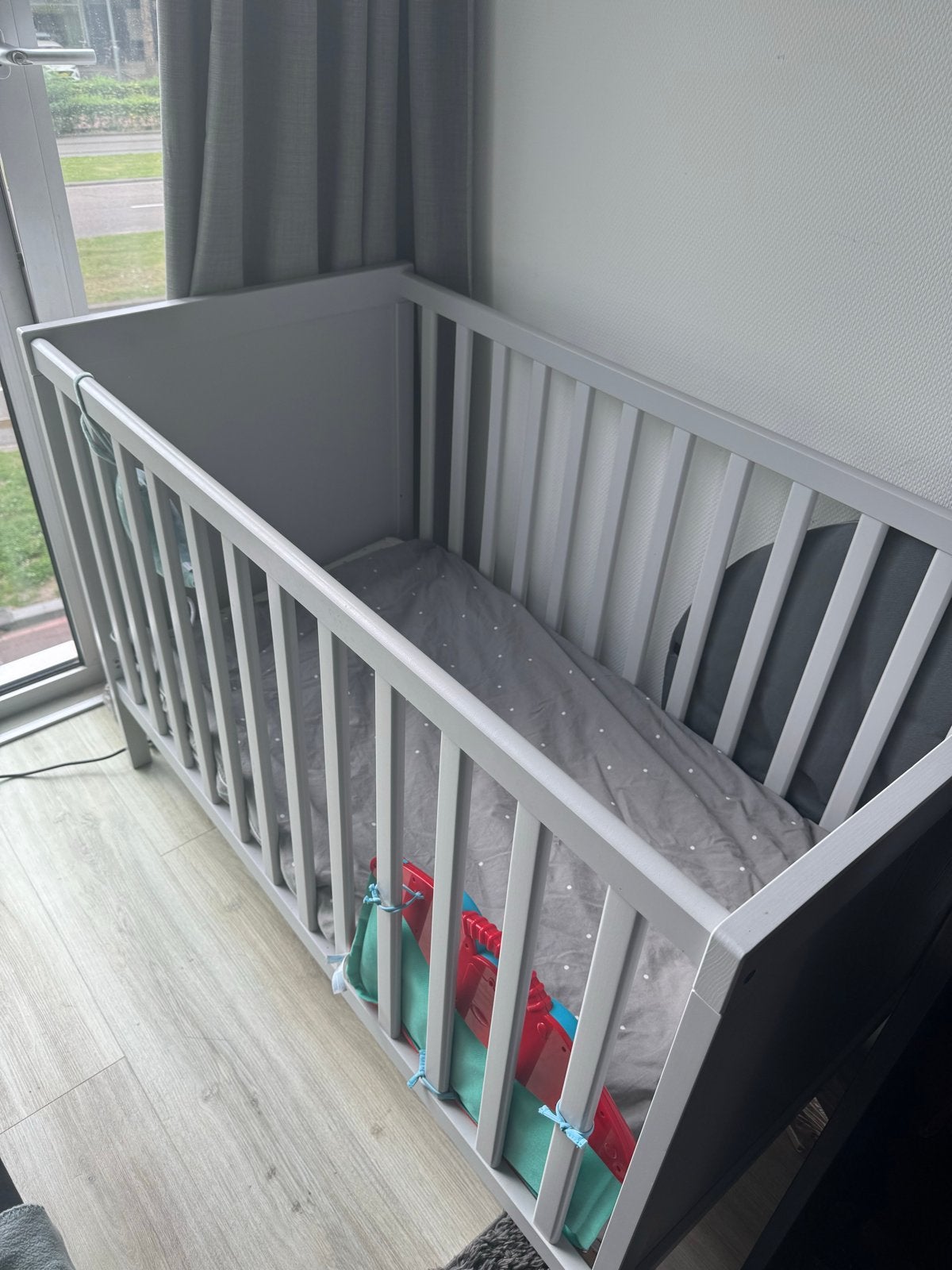 IKEA SUNDVIK Babybedje wit 60x120 cm, Kinderen en Baby's, Babywiegjes en Ledikanten, Ophalen, Zo goed als nieuw, Ledikant