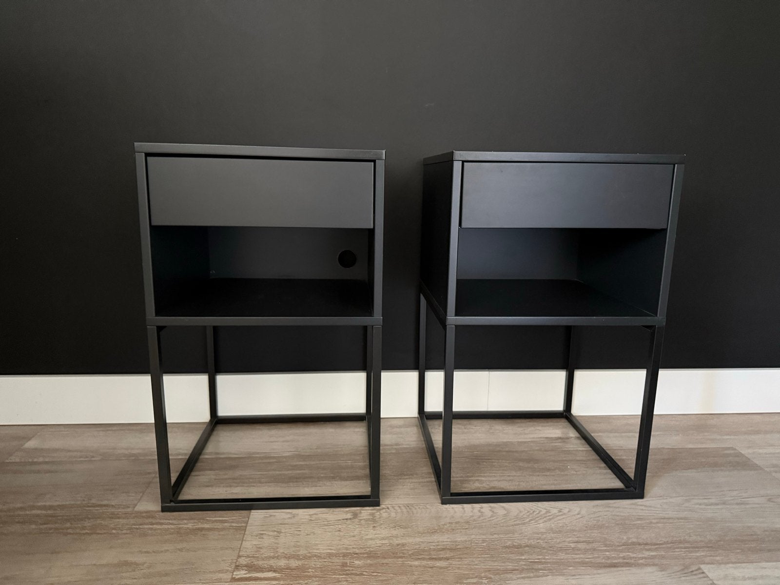 Set van 2 zwarte IKEA nachtkastjes Vikhammer, Ophalen, Minder dan 45 cm, Metaal of Aluminium, 55 tot 70 cm