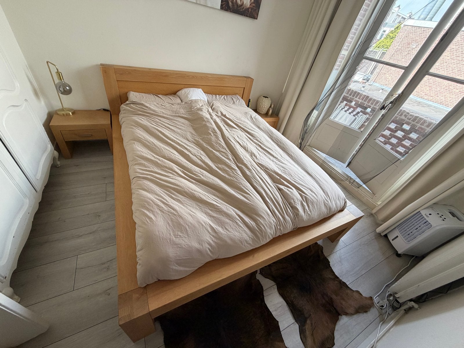 Robuust, massief houten tweepersoonsbed met 2 nachtkastjes., Ophalen, Gebruikt, Bruin, Tweepersoons