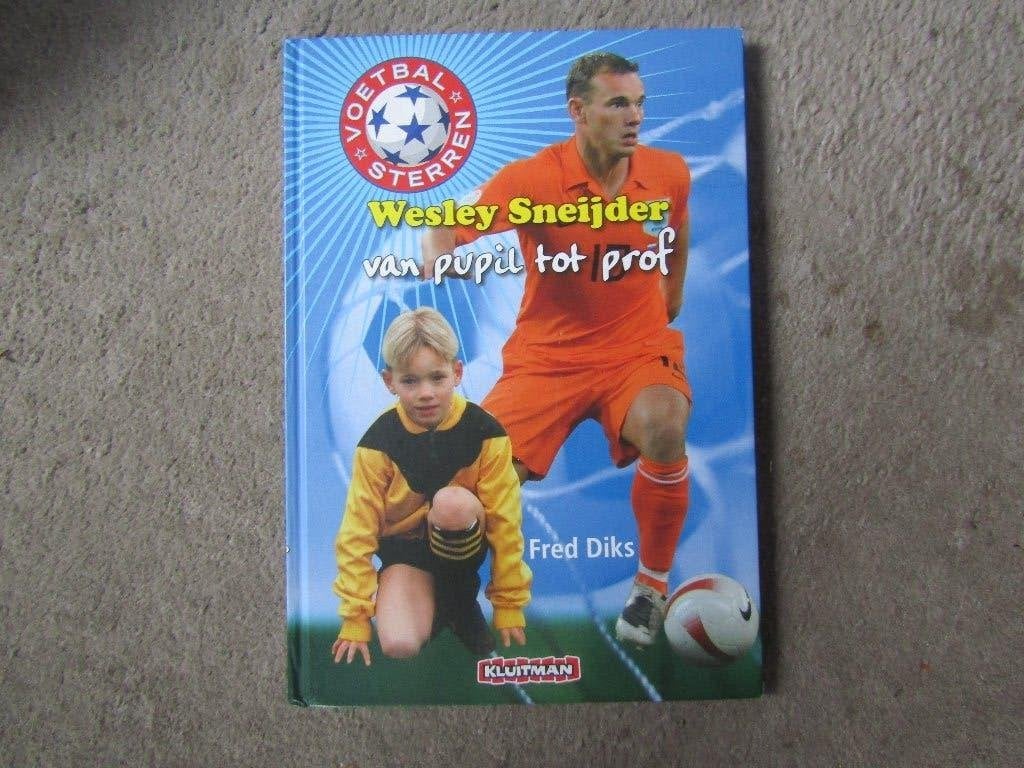 Boek: Wesley Sneijer - Van pupil tot prof, Ophalen of Verzenden, Gelezen, Kluitman, Balsport