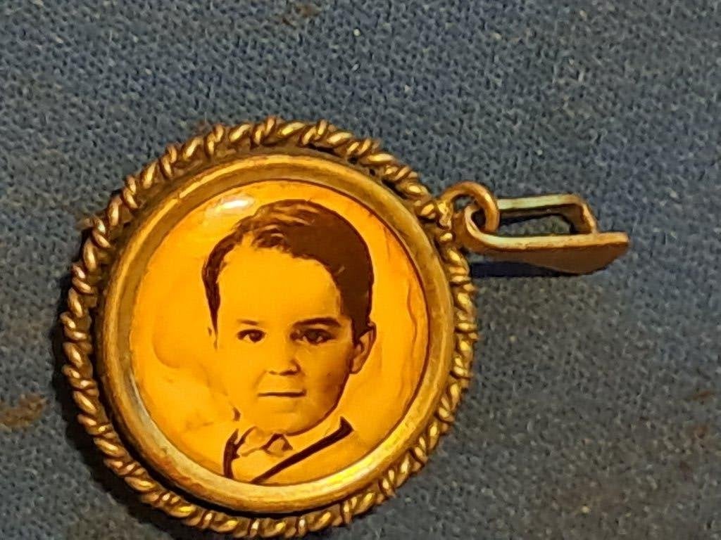 hanger met twee foto`s,diam.2 cm, Overige materialen, Gebruikt, Overige voorstellingen, Ophalen of Verzenden