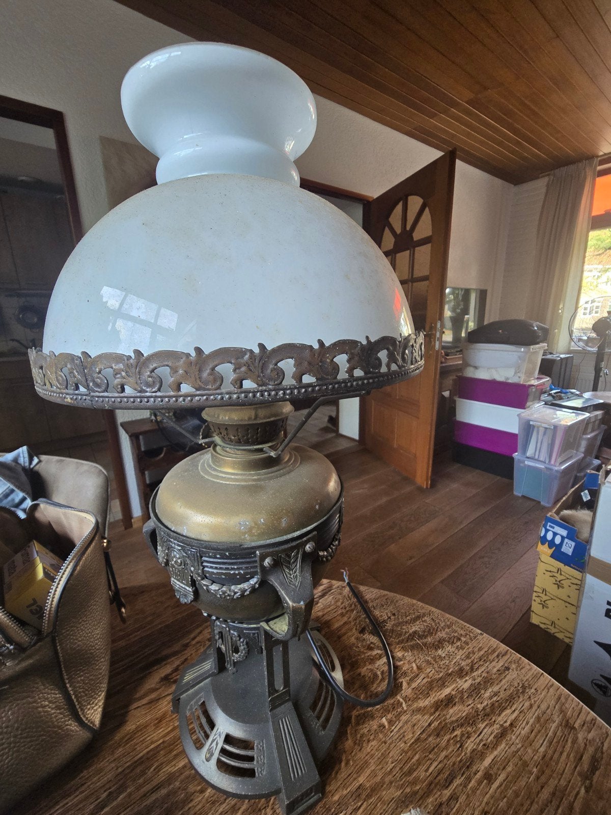 Antieke olielamp met glazen kap, Ophalen