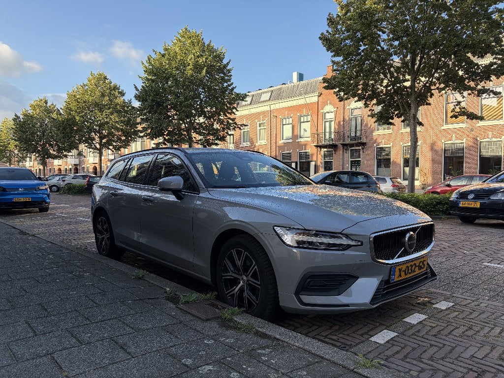 Volvo V60 B3 163pk Mild Hybrid Aut 2023 Grijs, Auto's, Regensensor, Stof, 1800 kg, 4 cilinders