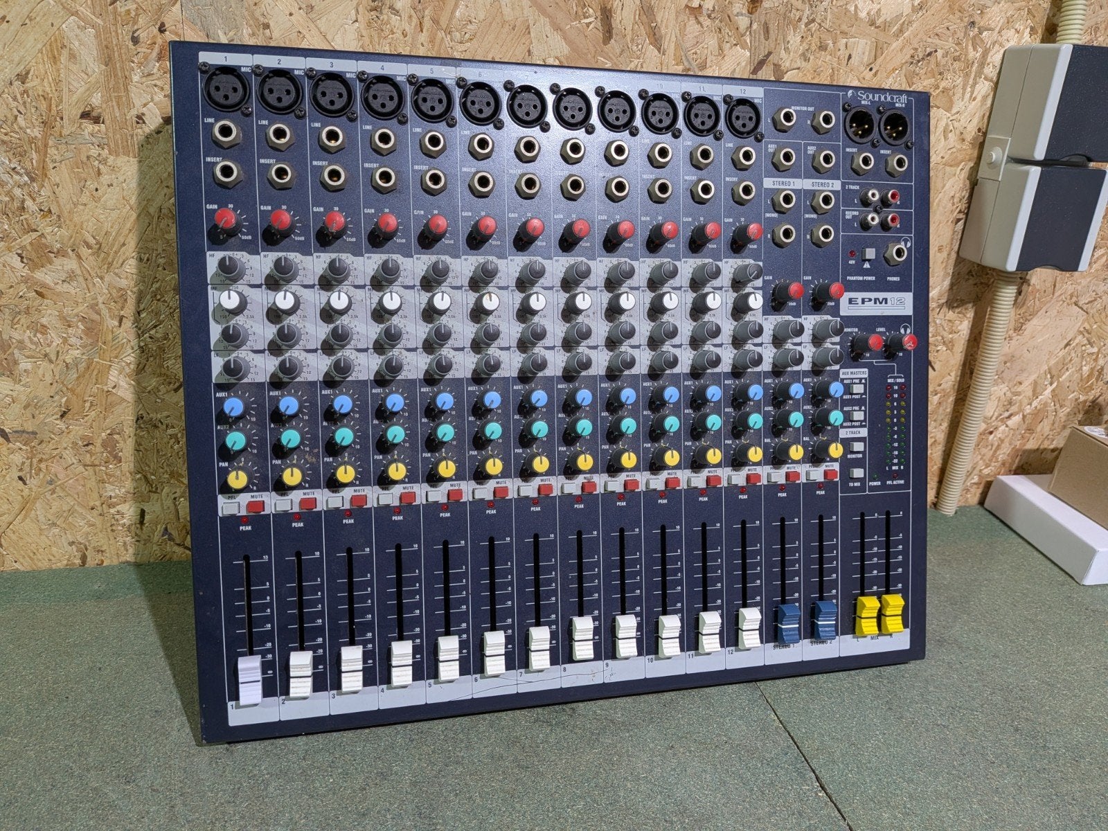 Soundcraft EPM12 - onderhoud nodig, Muziek en Instrumenten, Mengpanelen, Ophalen of Verzenden, Gebruikt, 10 tot 20 kanalen, Microfooningang