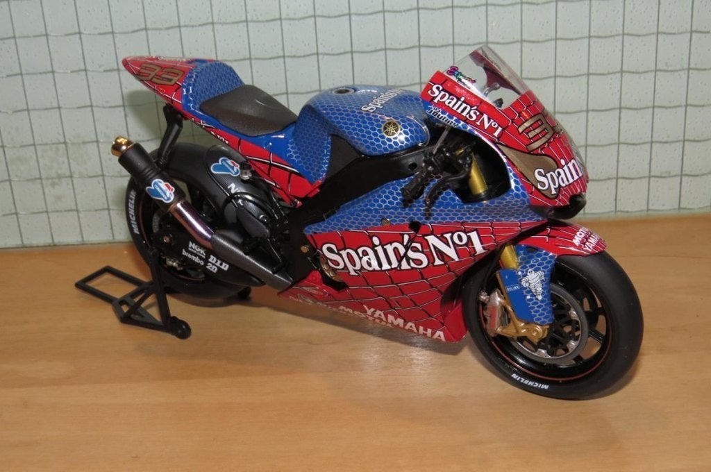 Marco Melandri Spiderman 2 Yamaha YZR-M1 2004 1:12, Barcelone, Serviceclientele@altaya.be, Nieuw, Ophalen of Verzenden