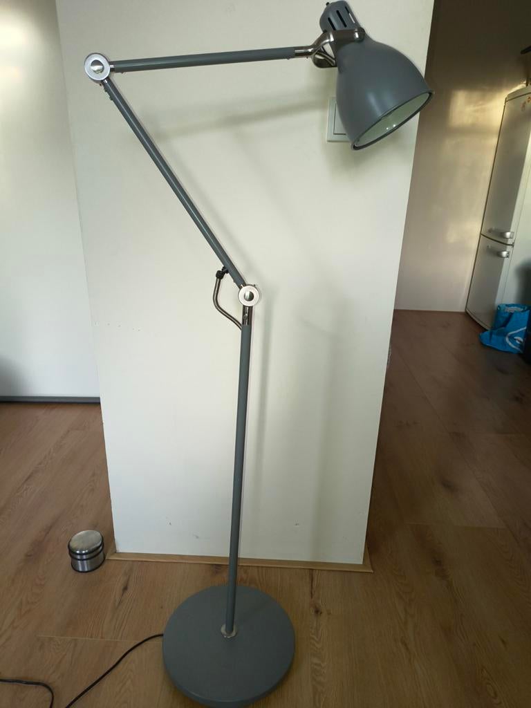 Ikea Aröd staande leeslamp donkergrijs, Ophalen