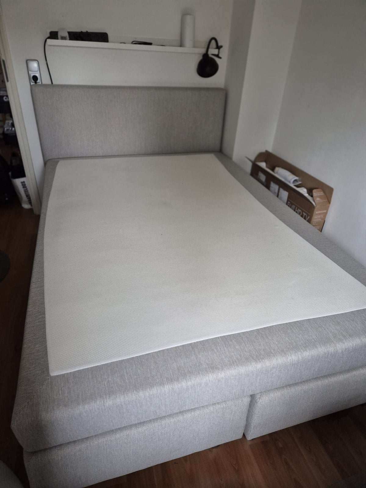 boxspring in een beige/zandkleur 140 bij 200