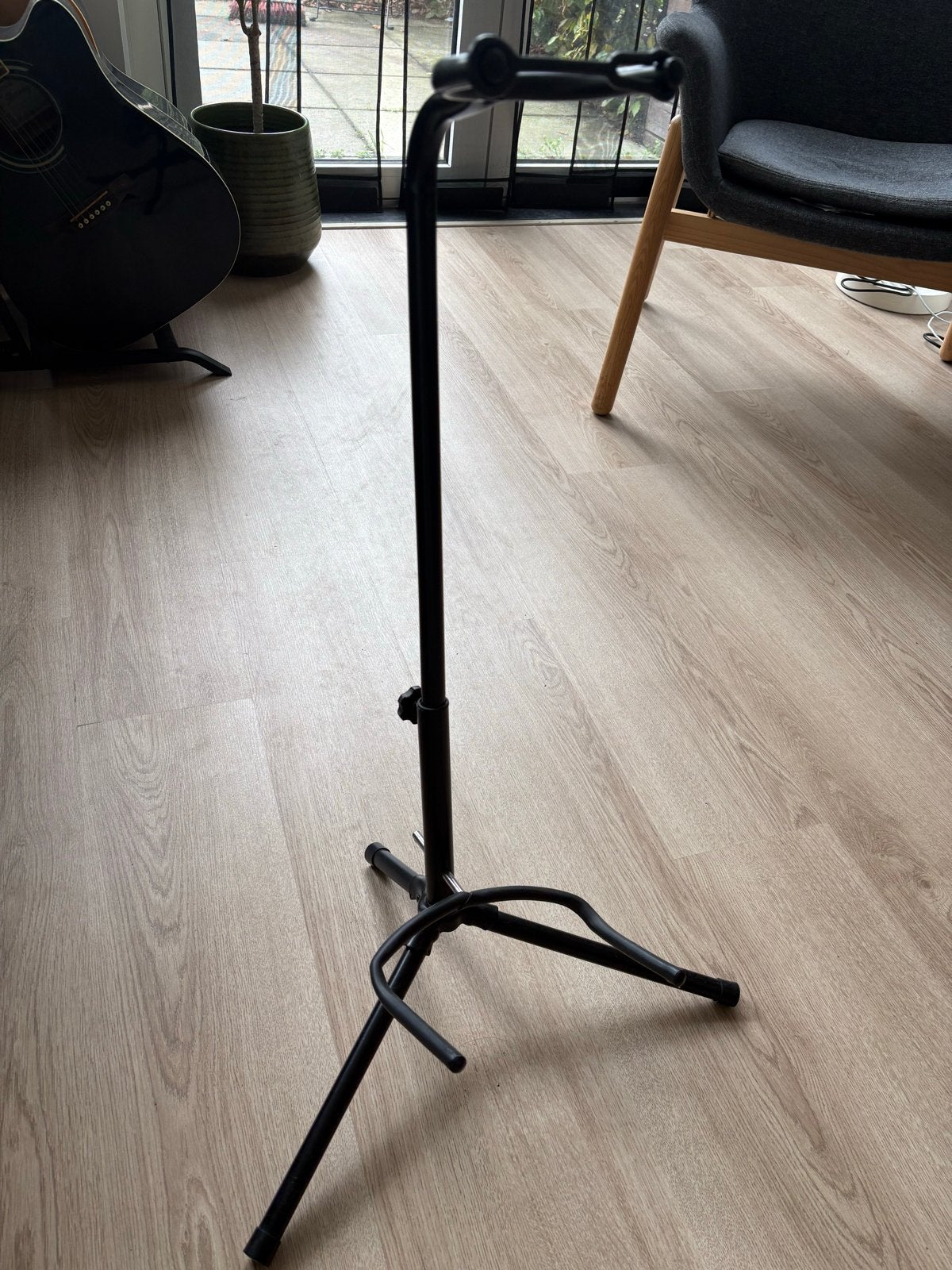 Gitaarstandaard - Zwart, in hoogte verstelbaar, Muziek en Instrumenten, Ophalen, Zo goed als nieuw, Instrumentstandaard, Gitaar
