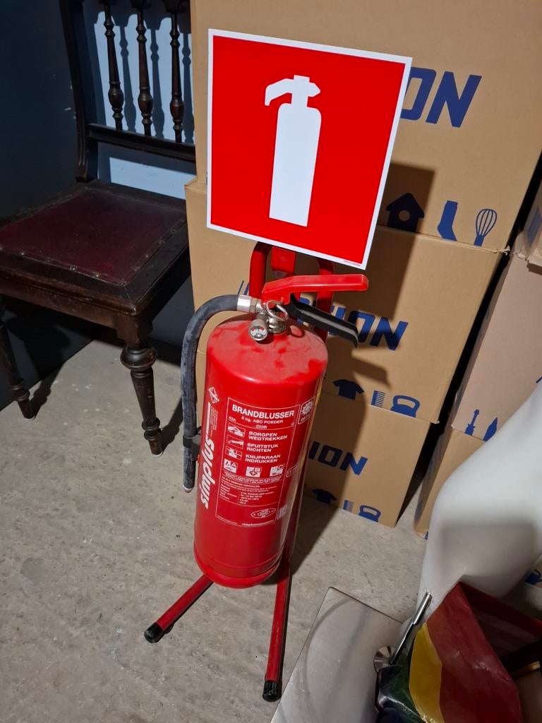 Brandblusser op standaard met bord, Ophalen, Gebruikt, Brandblusser