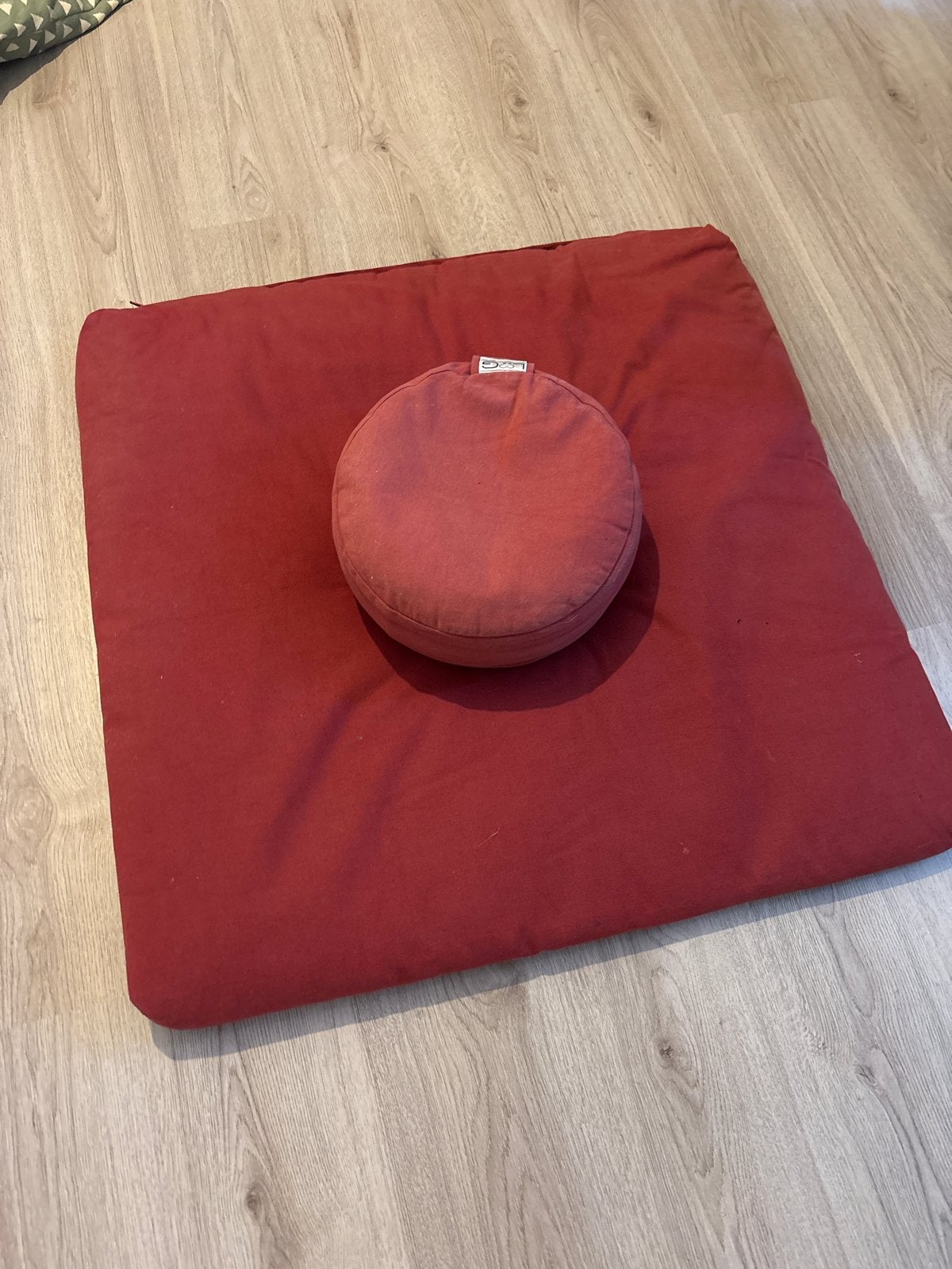Meditatiekussen en onderkleed - Rood, Sport en Fitness, Ophalen of Verzenden, Gebruikt, Yoga-accessoire