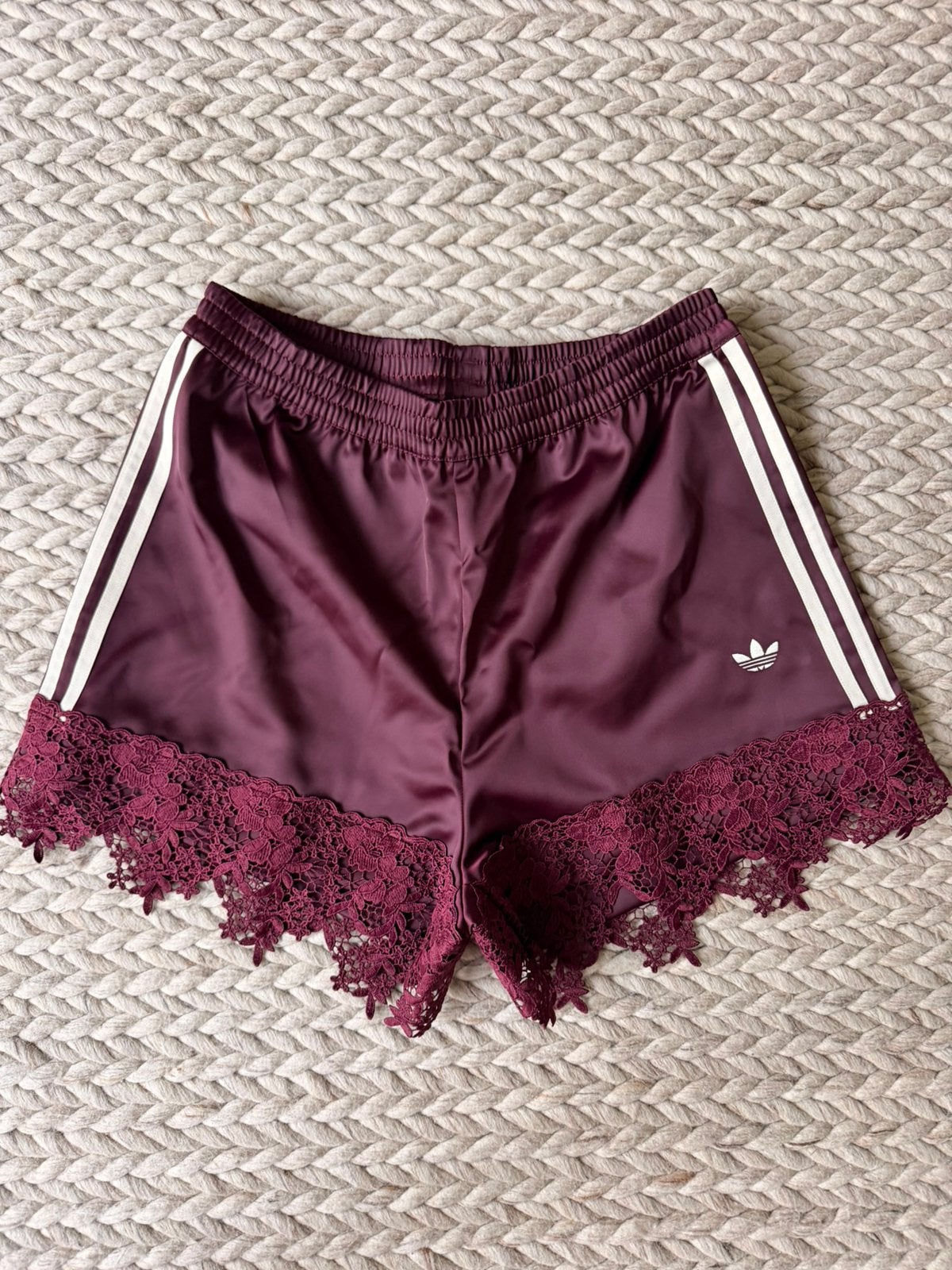 Adidas Originals - Satijnen short kant - Bordeaux - maat M, Ophalen of Verzenden, Zo goed als nieuw, Maat 38/40 (M)
