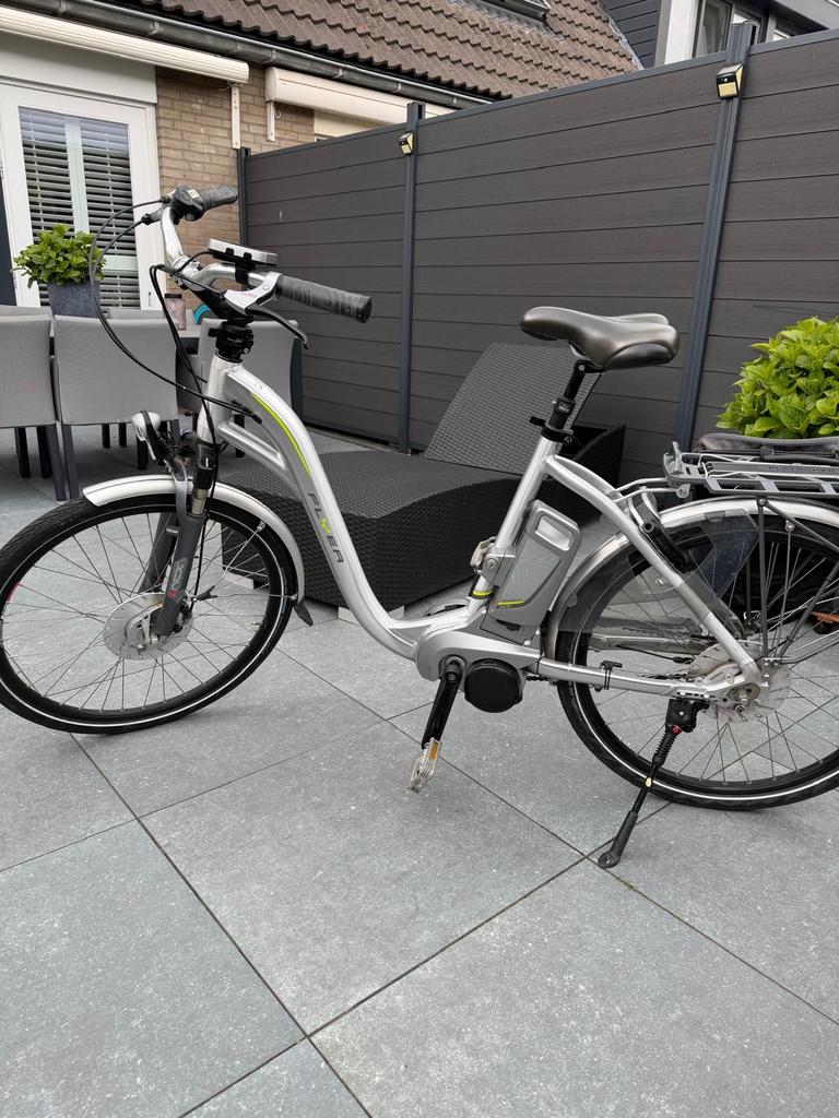 Flyer elektrische fiets - Zilver, 90 km actieradius, Fietsen en Brommers, Elektrische fietsen, Ophalen, Zo goed als nieuw, 50 km per accu of meer