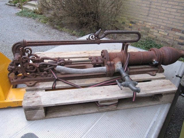 Prachtig gedecoreerde antieke Franse waterpomp, 170 cm hoog!, Ophalen