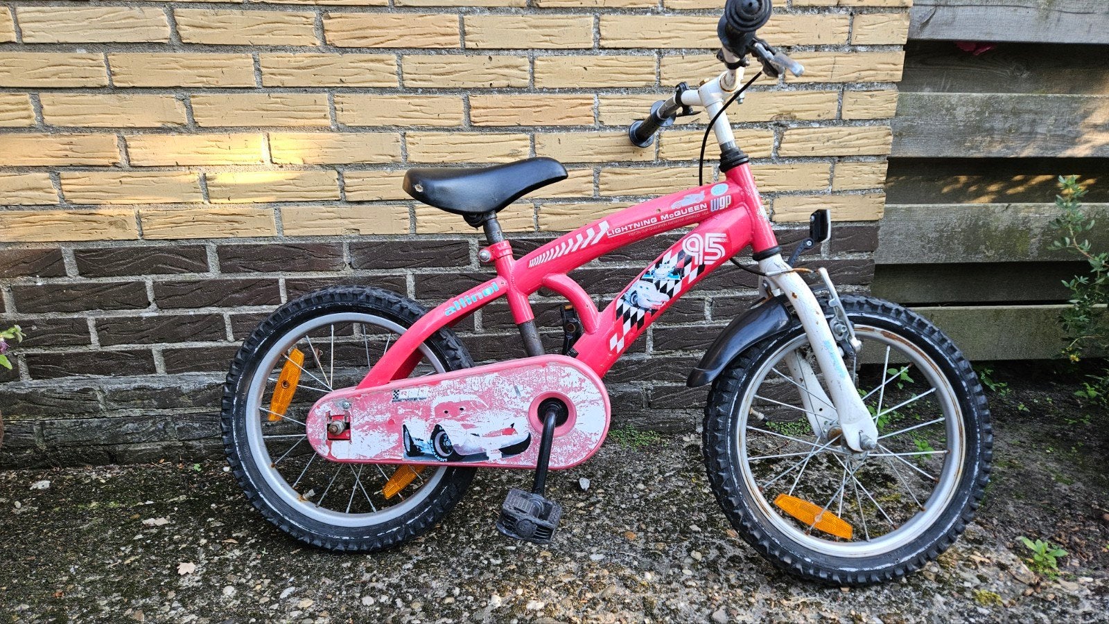 Roze kinderfiets met Cars Lightning McQueen, Fietsen en Brommers, Fietsen | Kinderfietsjes, Ophalen, Gebruikt, Terugtraprem, 16 tot 20 inch