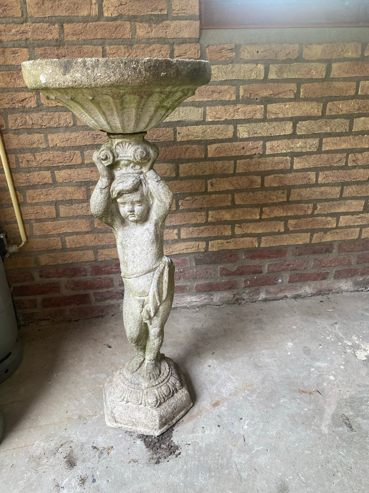 Antieke stenen putto vogelbad of plantenbak, Tuin en Terras, Ophalen, Gebruikt, Beton, Mensenbeeld