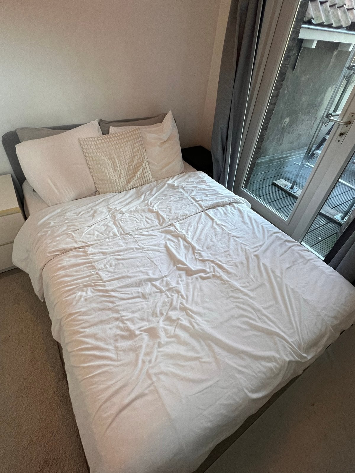 Ikea bed, 4 jaar oud - Twijfelaar 140x200, Huis en Inrichting, Ophalen, Gebruikt, 140 cm, Twijfelaar