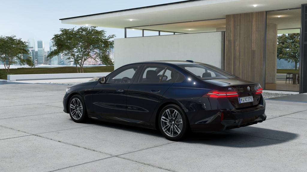 BMW i5 eDrive40 M Sport / Adaptieve LED / Achteruitrijcamera, Auto's, BMW, 2095 kg, Achterwielaandrijving, Zwart, Zwart