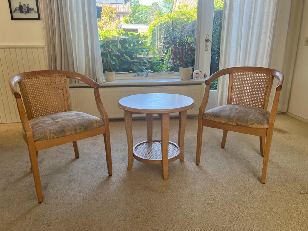 Set van 2 stoelen met rieten rugleuning en bijzettafel, Ophalen, Gebruikt, Twee, Overige kleuren