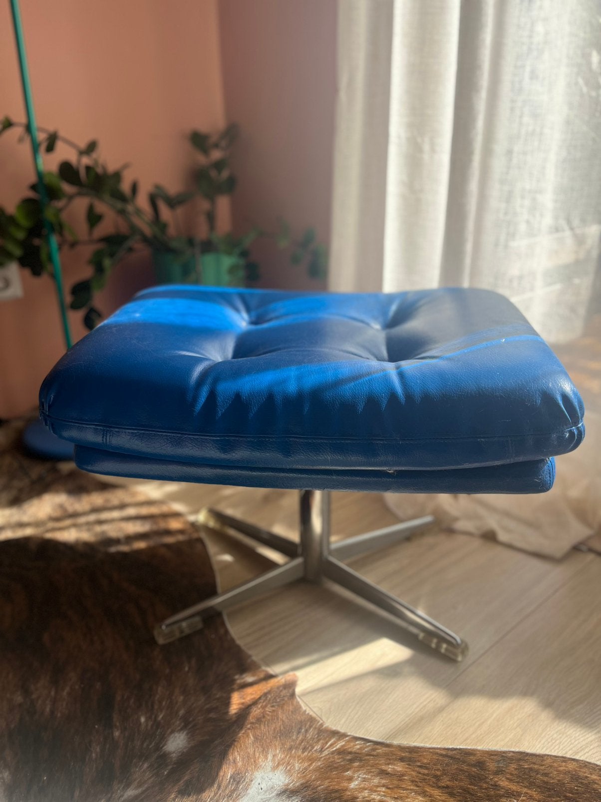 Unieke midcentury vintage leren voetenbank metalen poot, Huis en Inrichting, Ophalen, Mid century vintage, Gebruikt, 50 tot 75 cm