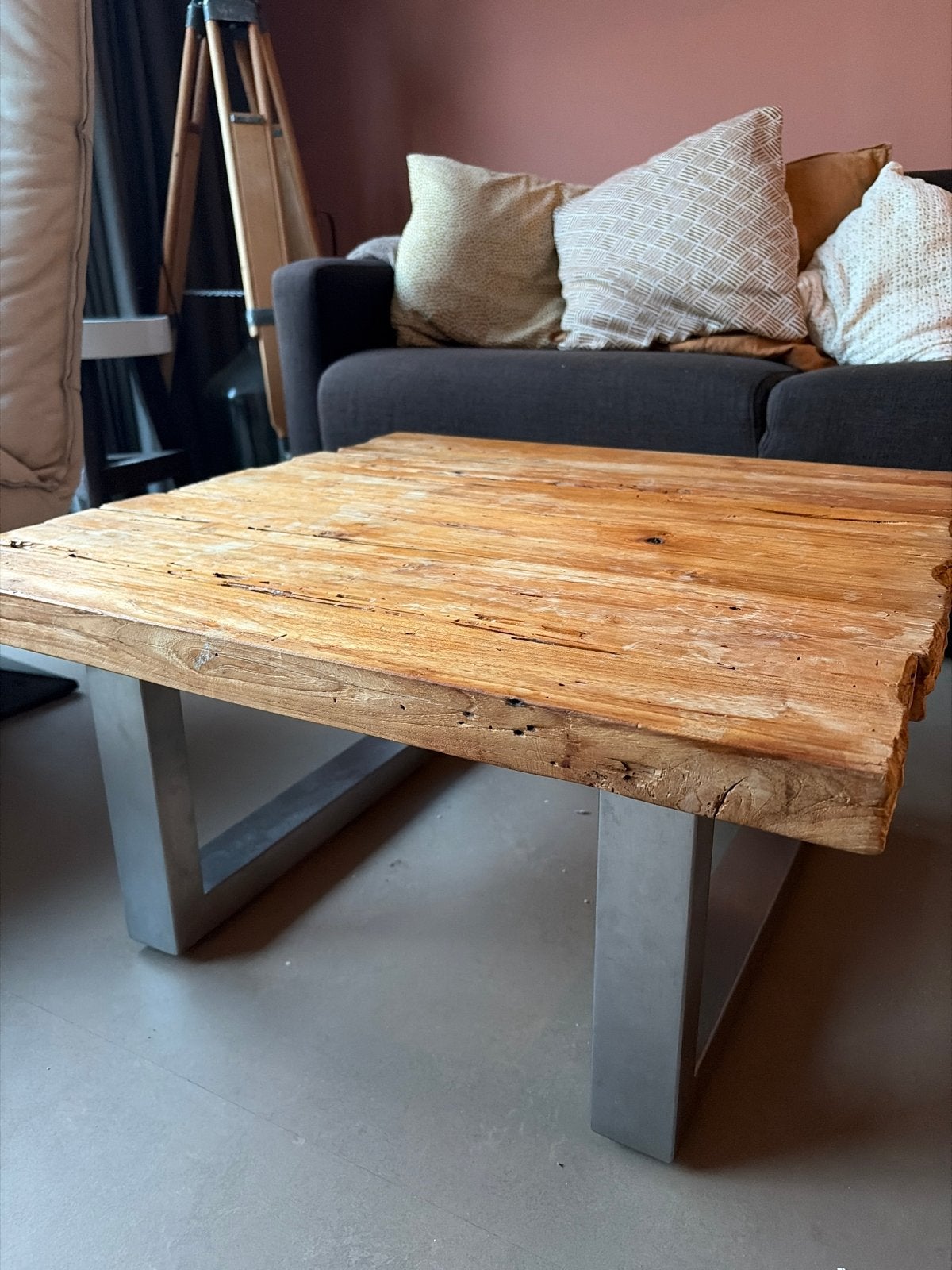 Robuuste salontafel van teakhout met metalen onde, Ophalen, Gebruikt, 50 tot 100 cm, Teakhout