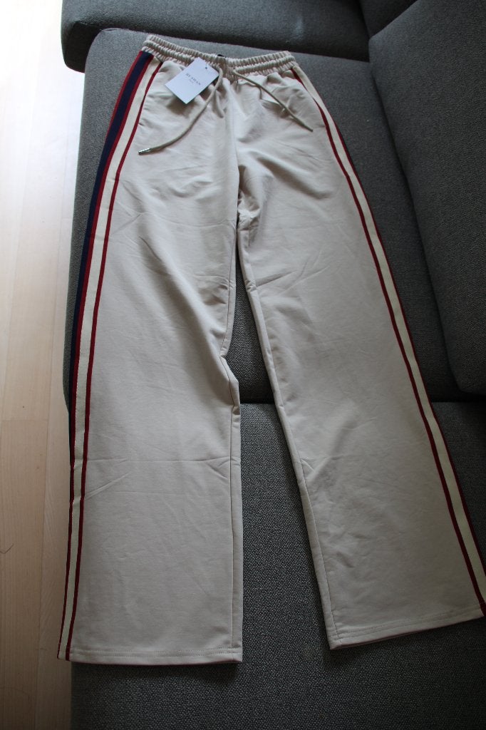 Beige broek met streep van het merk BY SWAN Paris maat S., Kleding | Dames, Beige, Nieuw, Ophalen of Verzenden, Maat 36 (S)