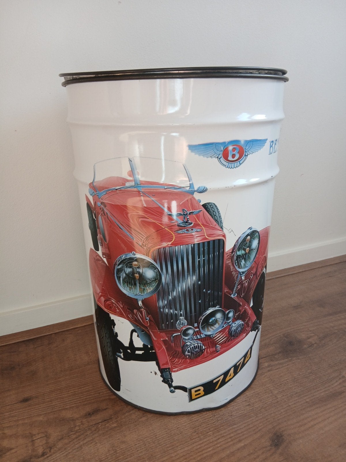 Metalen ton met rode Bentley, Ophalen