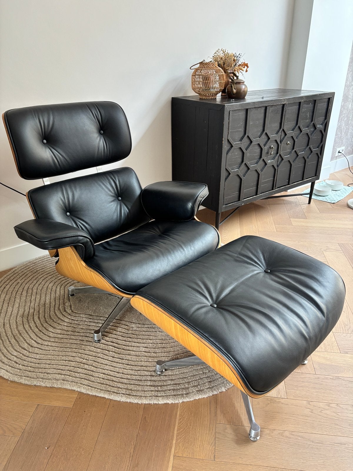 Eames loungestoel met voetenbank - Zwart leer en hout, Ophalen, Gebruikt, Zwart, Eén