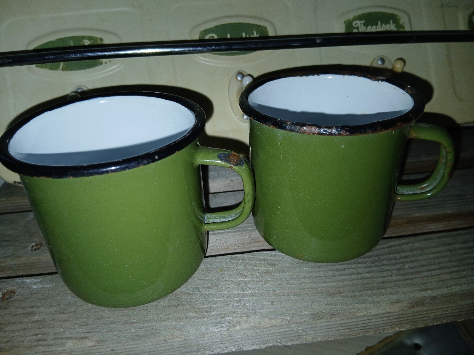 2 resedagroene emaille mokjes, Ophalen of Verzenden