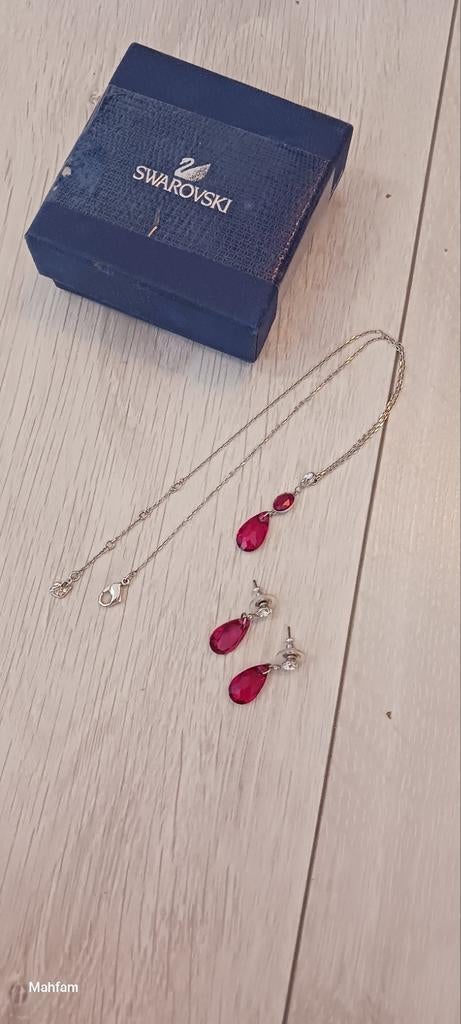 Swarovski ketting en oorbellen set met rode kristallen, Overige materialen, Ophalen of Verzenden, Zo goed als nieuw, Met kristal