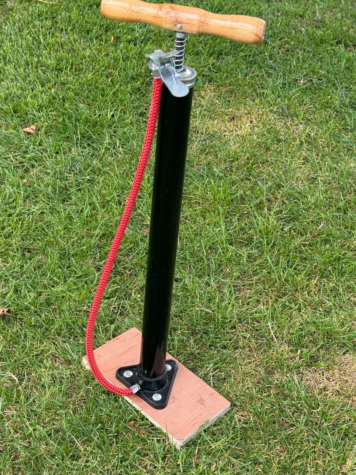 Nieuwe Voetpomp met houten handvat, Ophalen, Nieuw