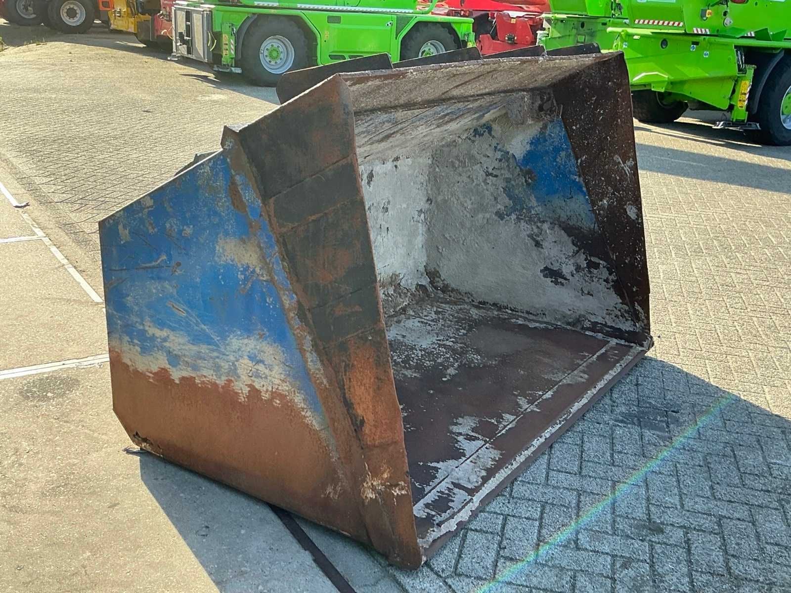 JCB Qfit Volumebak, Zakelijke goederen