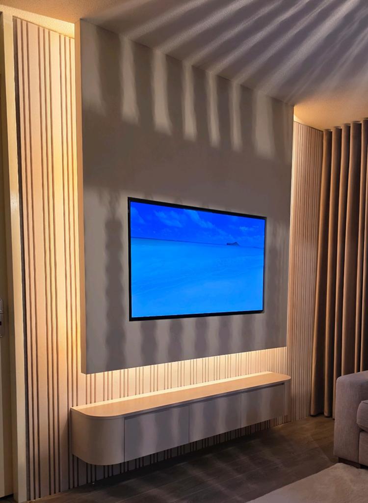 Moderne Cinewall met geïntegreerde tv-meubel en sfeerverlich, Modern, minimalistisch, strak, 200 cm of meer, Ophalen of Verzenden