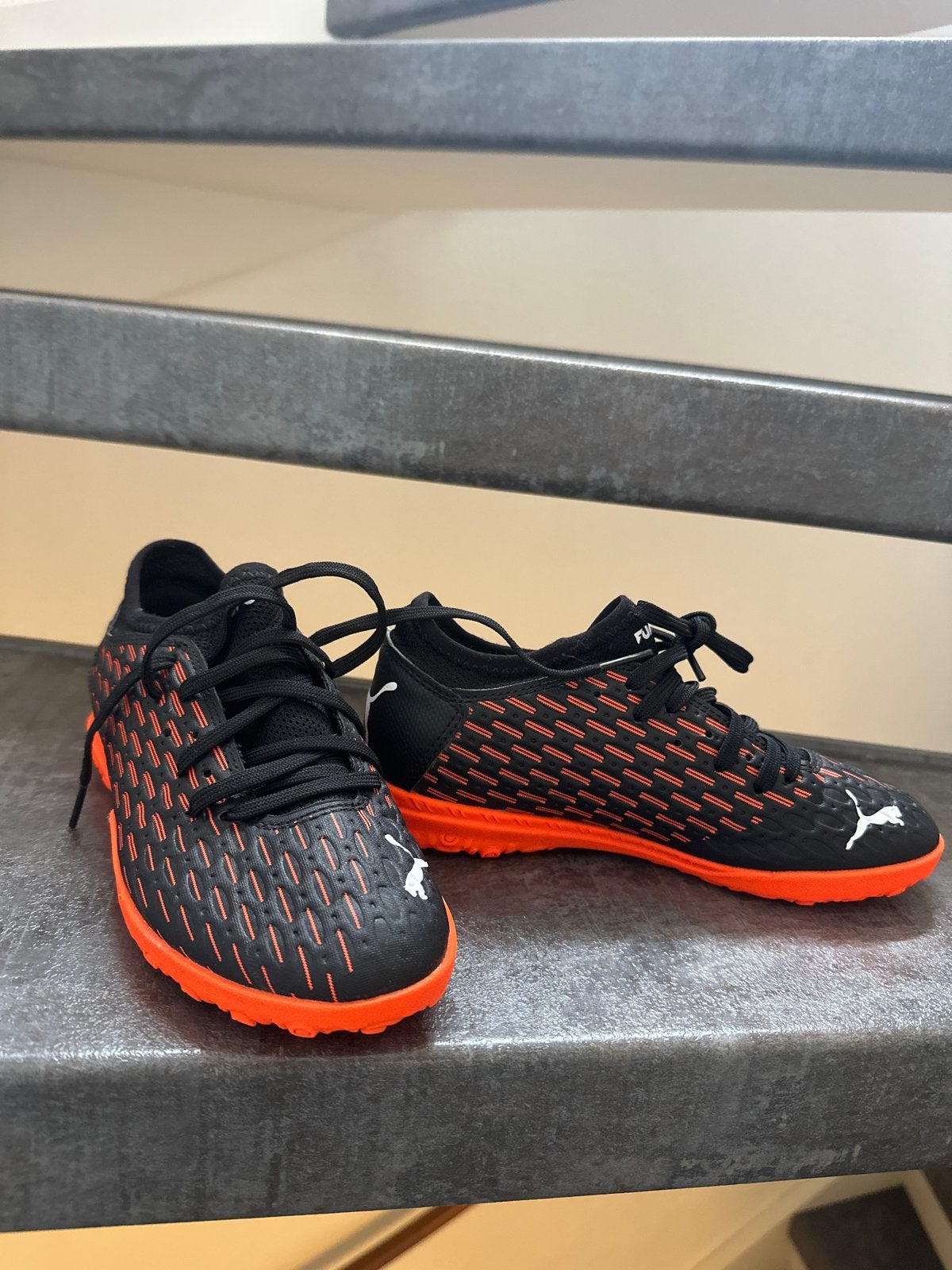 Puma  (zaal/straat voetbal) schoenen - Zwart/Oranje, Jongen of Meisje, Schoenen, Ophalen of Verzenden, Zo goed als nieuw