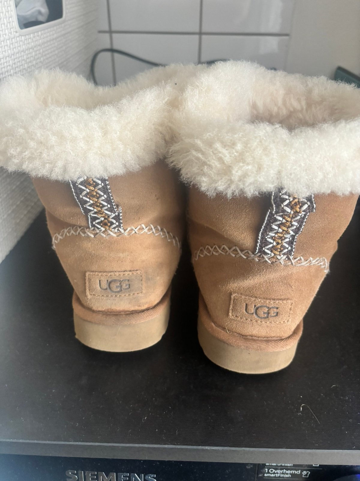 Ugg maat 39, Kleding | Dames, Schoenen, Bruin, Lage of Enkellaarzen, Ophalen of Verzenden, Zo goed als nieuw