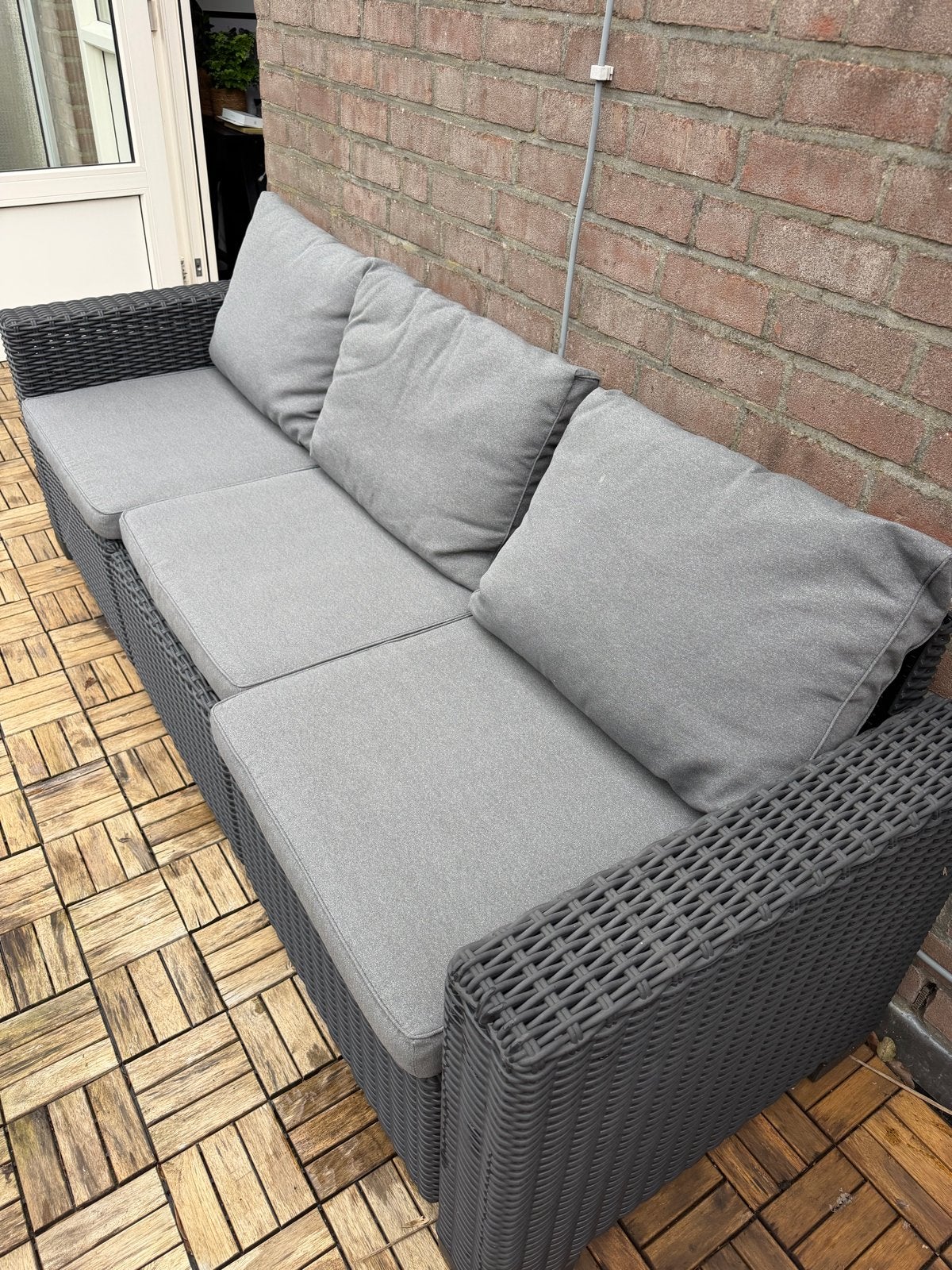 Grijze loungeset met 3-zits bank en hocker, Ophalen, Gebruikt, 3 zitplaatsen, Loungeset