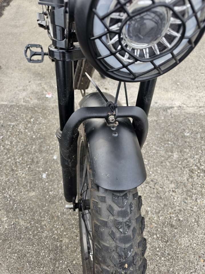 Stoere zwarte fatbike met dikke banden en verlichting, Fietsen en Brommers, Elektrische fietsen, Overige merken, Gebruikt, Ophalen of Verzenden