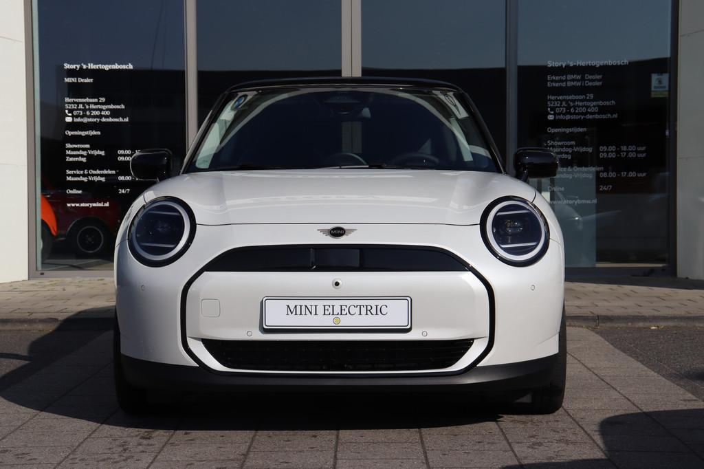 MINI Hatchback Cooper E / Classic / Pakket L / 17 inch Paral, Auto's, Mini, Stof, Zwart, 4 stoelen, Wit
