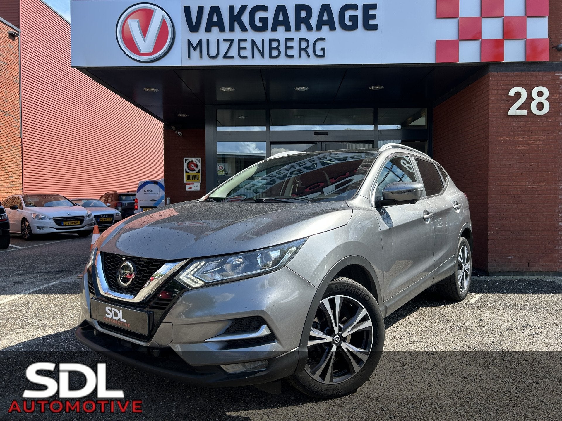 Nissan QASHQAI 1.3 DIG-T 160PK! N-Connecta // PANO-DAK // NA, Auto's, Nissan, Stof, Gebruikt, Zwart, 4 cilinders