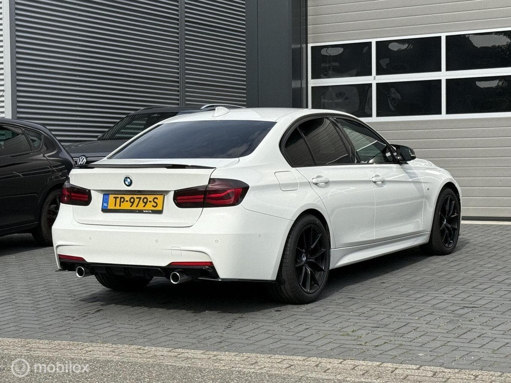 BMW 3-serie 318i M Sport Edition H&K|Automaat|Leder|18Inch, Auto's, BMW, Automaat, Euro 6, Wit, 3 cilinders