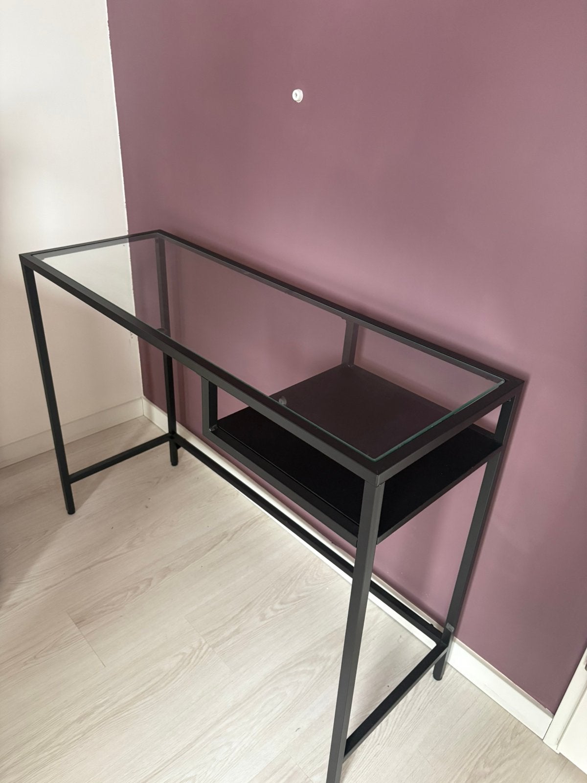 Zwarte sidetable met glas, Huis en Inrichting, Tafels | Sidetables, Ophalen, 100 tot 150 cm, Glas, Zo goed als nieuw