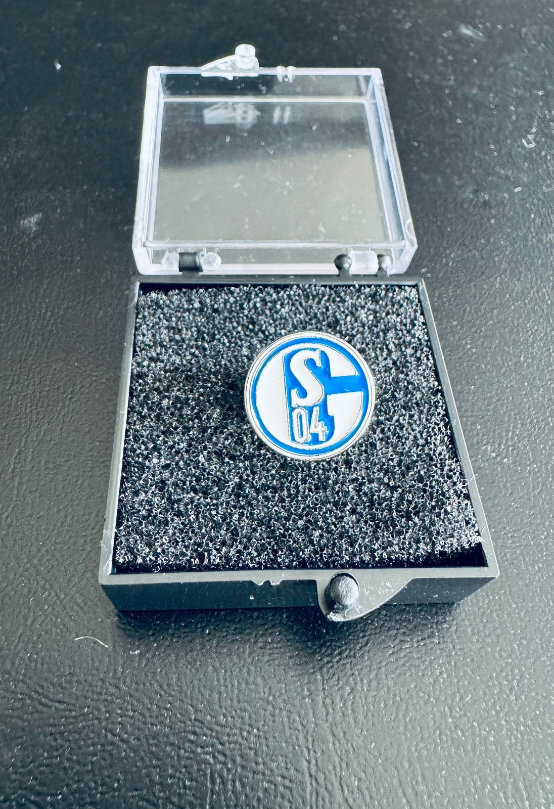 FC Schalke 04 voetbalpin, Ophalen of Verzenden, Zo goed als nieuw, Sport, Speldje of Pin