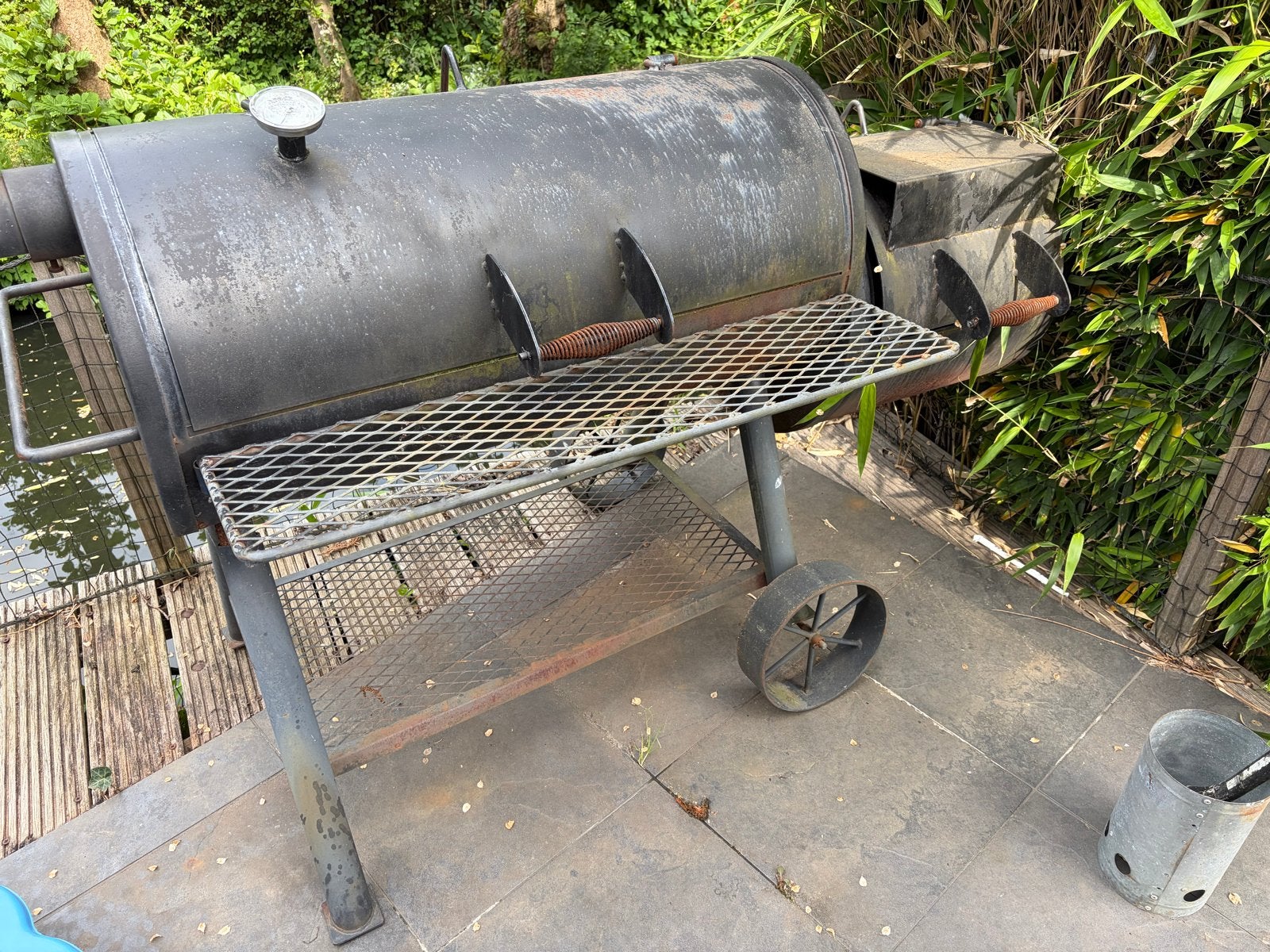 Gratis af te halen: Gietijzeren BBQ 'stoomlocomotief', Tuin en Terras, Houtskoolbarbecues, Ophalen, Gebruikt