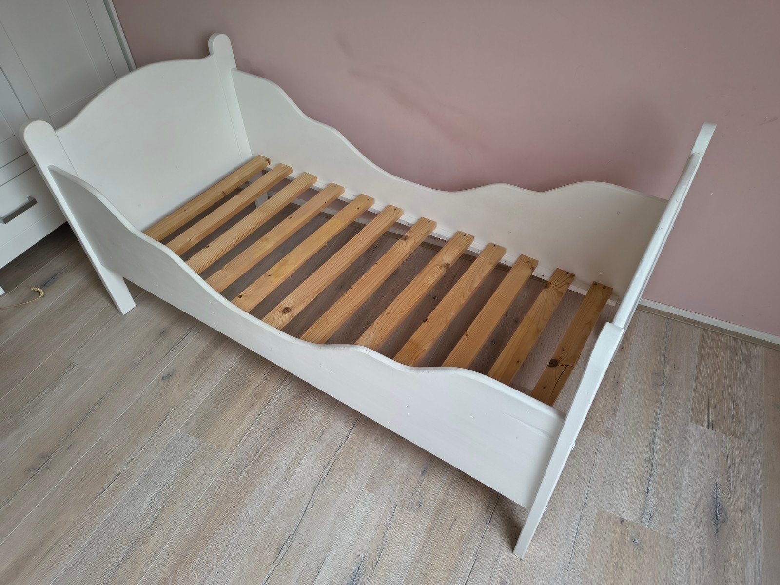 Houten peuterbed met matras en beddengoed, Ophalen, Gebruikt, Wit, 190 cm of minder