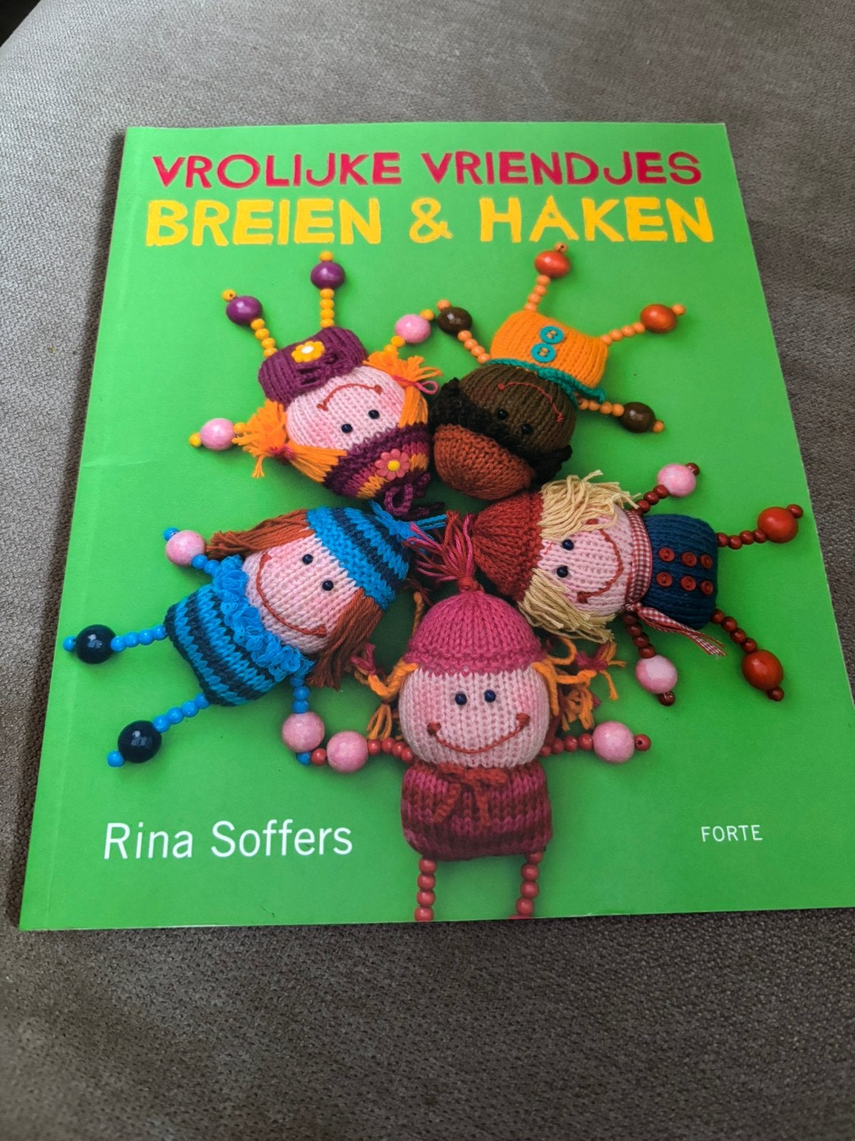 Vrolijke vriendjes breien en haken, Ophalen of Verzenden, Zo goed als nieuw, Breien of Haken, Patroon of Boek