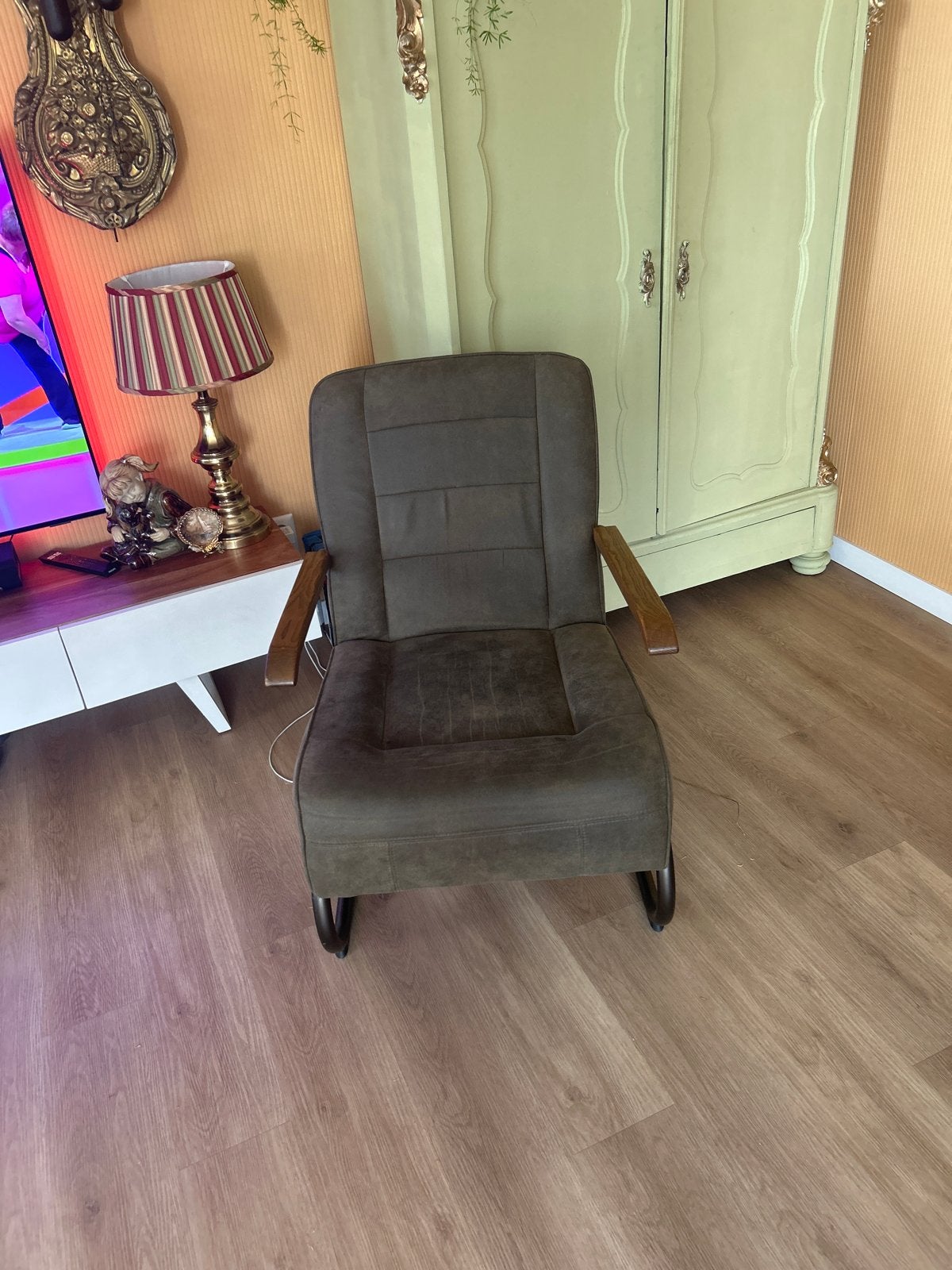 Comfortabele fauteuil met houten armleuningen, Ophalen, Gebruikt, 75 tot 100 cm, Stof