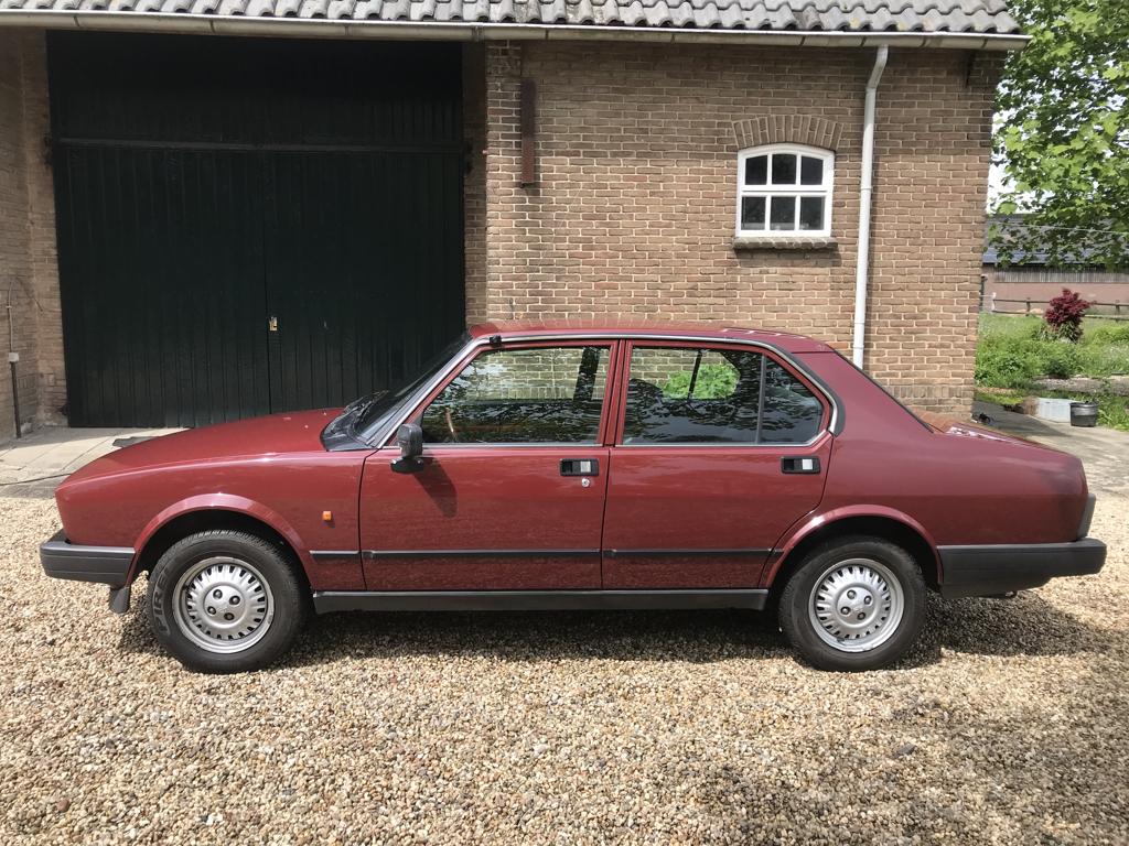 Alfa Romeo Alfetta1800 van 1983, Auto's, Alfa Romeo, 121 pk, Overige modellen, 4 cilinders, Grijs